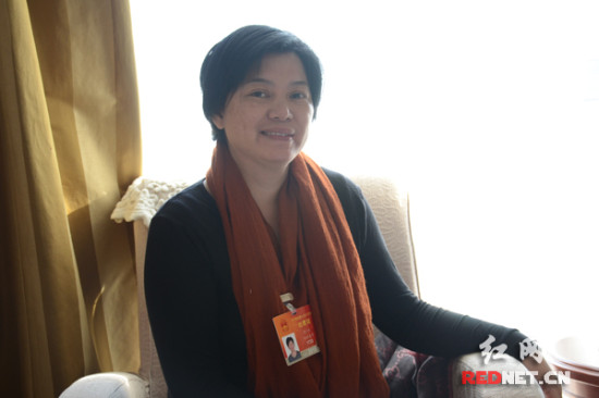 全國人大代表黃小玲:做大“瓷”放“小炮”(圖)