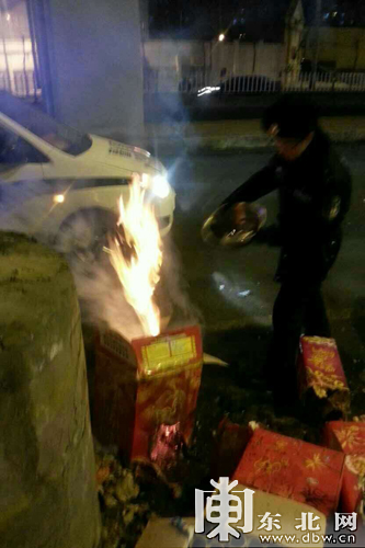哈爾濱元宵夜煙花爆竹燃放現(xiàn)最后瘋狂 美麗焰火險釀火災
